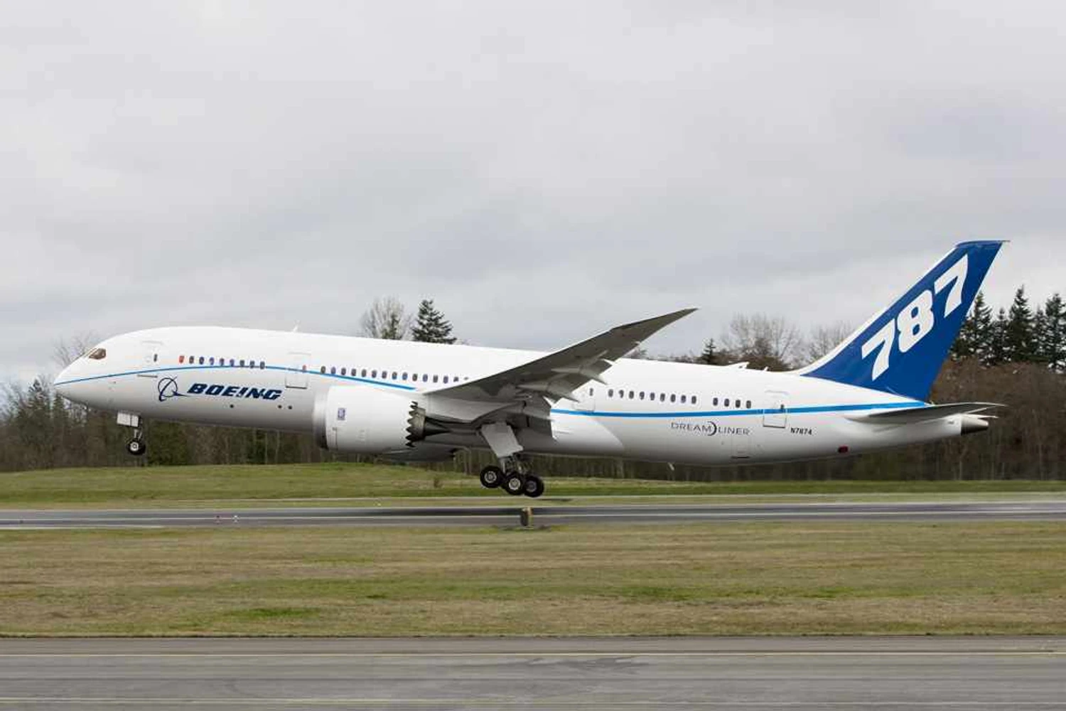 Terceiro Boeing 787 voa