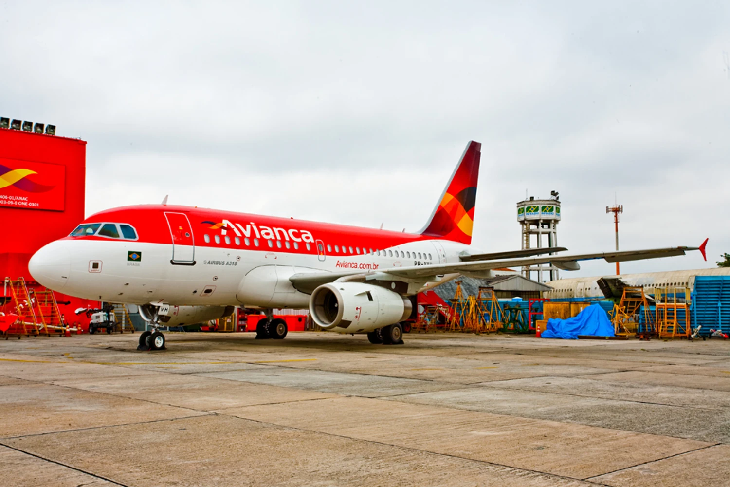 Utilizado apenas pela Avianca, o A318 mede 31,4 metros de comprimento e 34,1 de envergadura