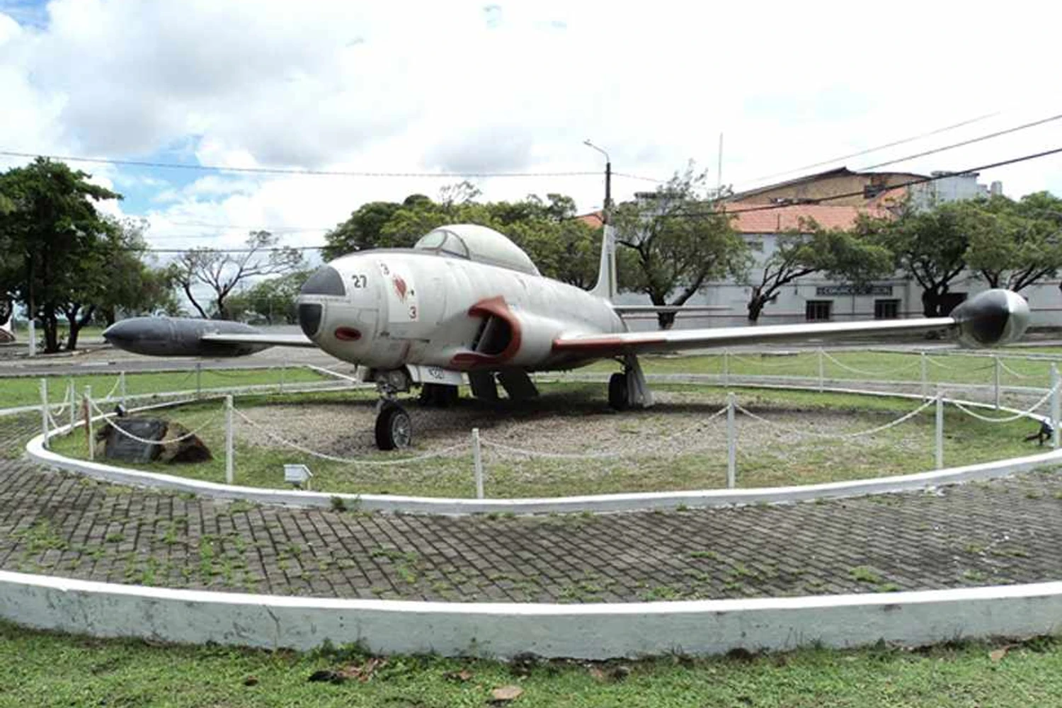 O antigo caça Lockheed T-33 envolvido no acidente virou monumento em Fortaleza
