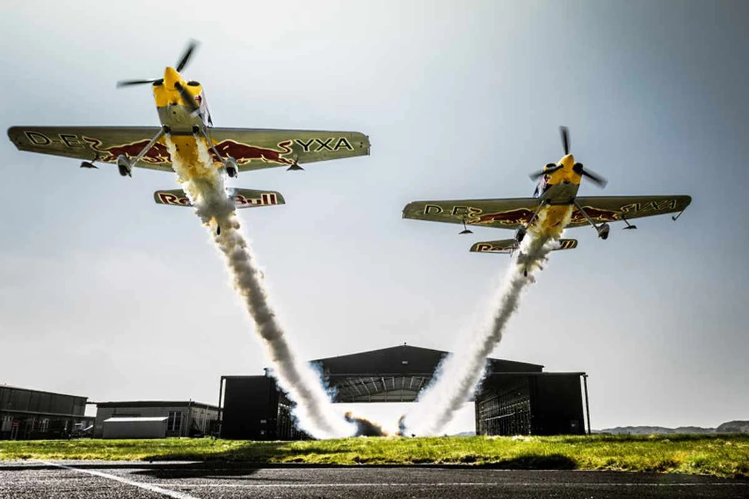 Vídeo: aviões voam por dentro de hangar