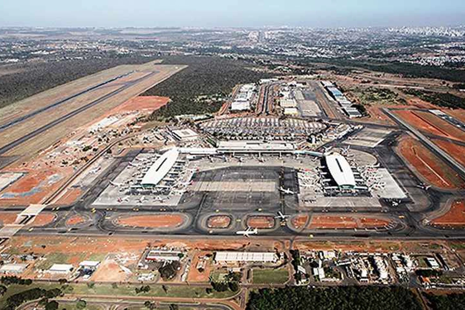 As duas pistas do aeroporto de Brasília estão separadas por uma distância de 1,8 km (Foto - Inframerica)