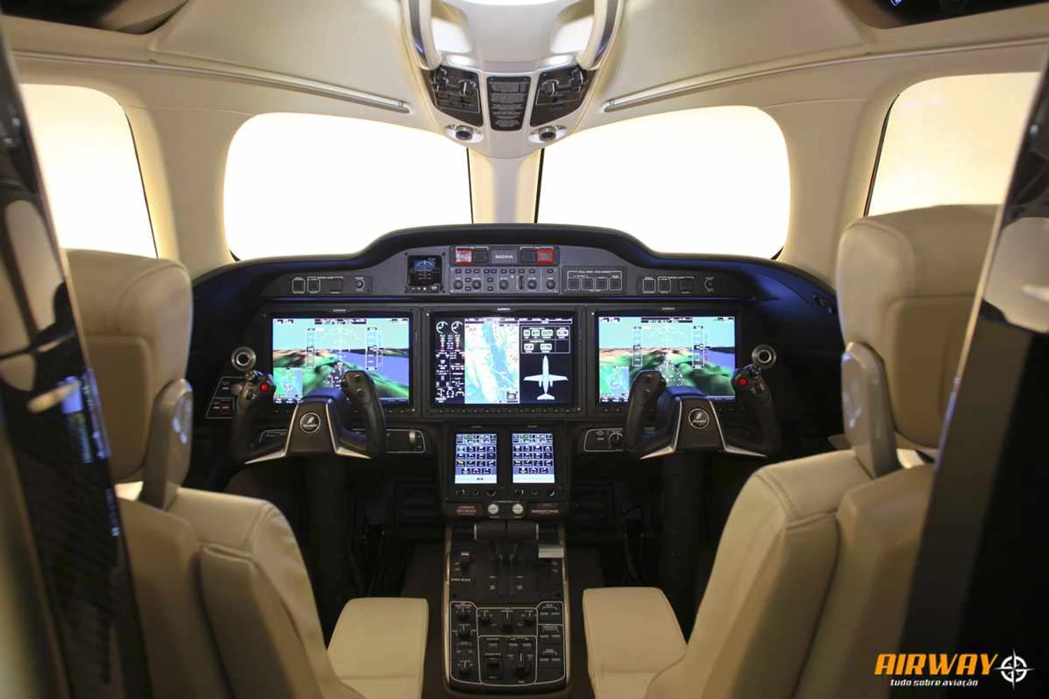 HondaJet_First_Conforming_Aircraft_Cockpit-(1)