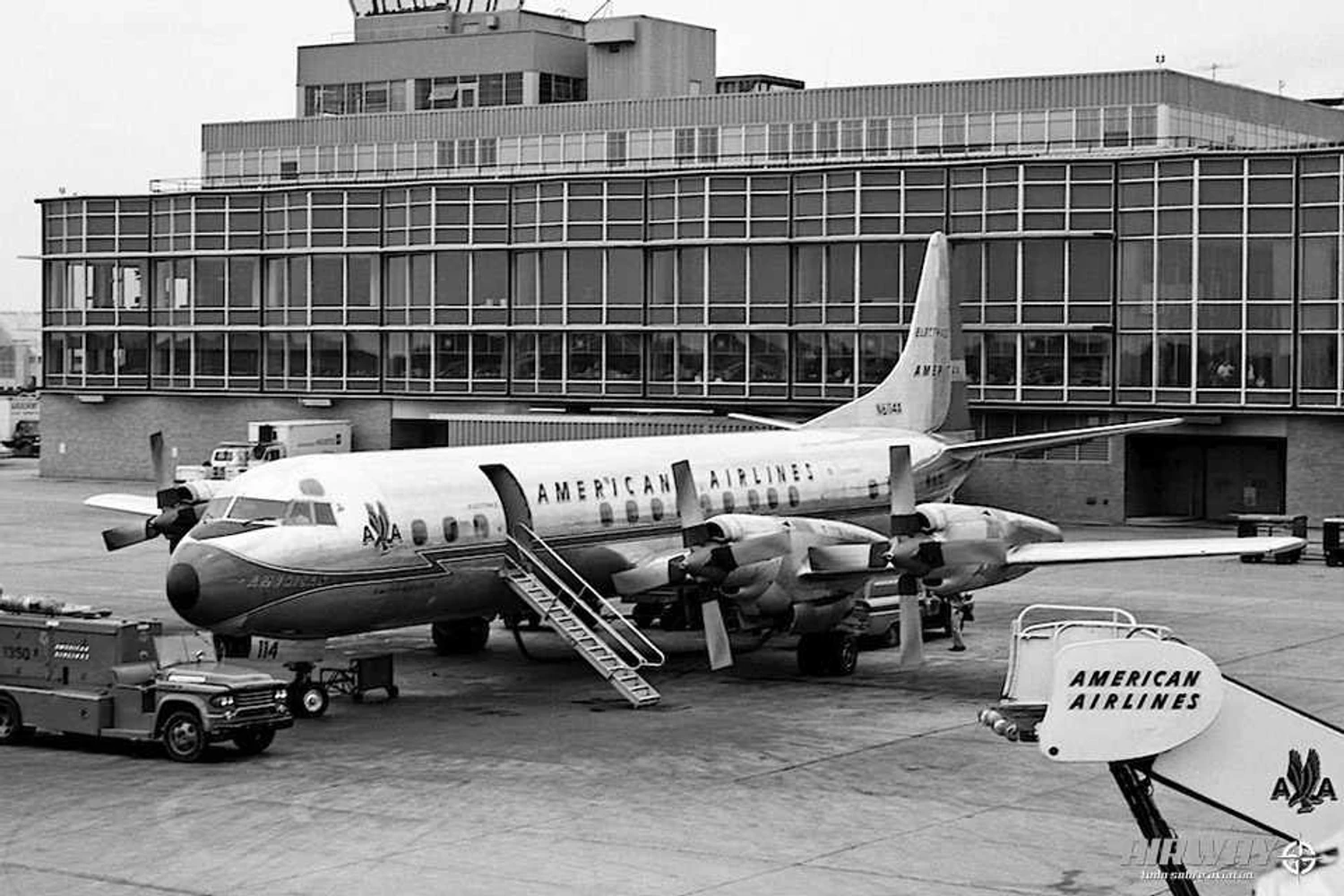 Lockheed_L-188A_Electra,_American_Airlines_JP7356682
