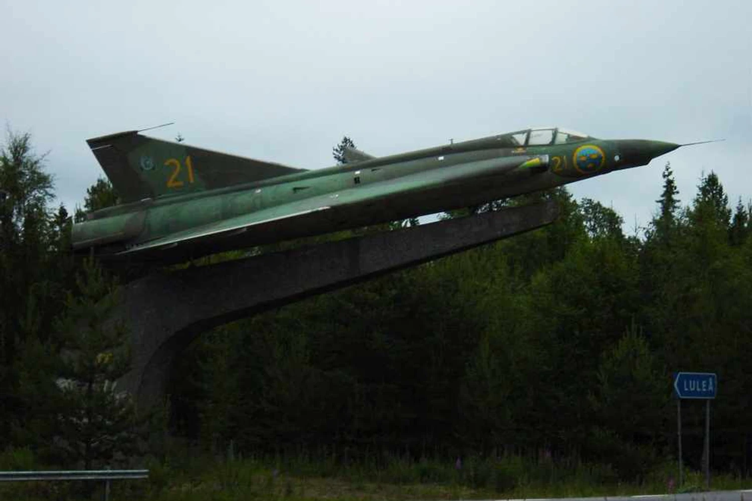 Na estrada do aeroporto de Lulea há um Saab 35 Draken em exposição (Foto - Thiago Vinholes)