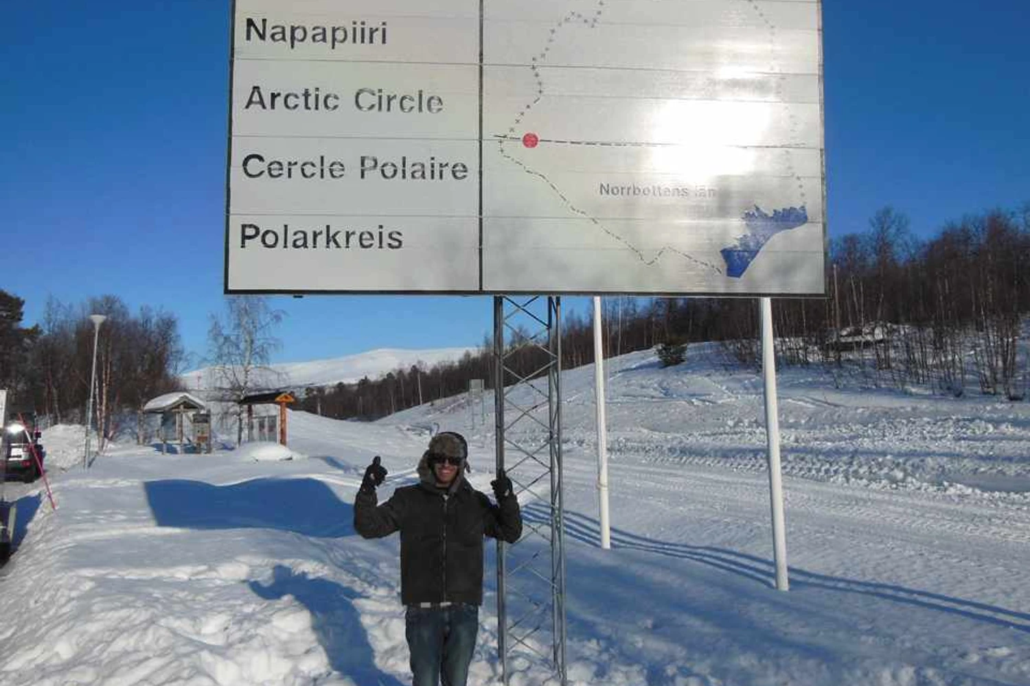 Ponto exato onde começa o Círculo Polar Ártico. Daí pra frente há apenas mais 20 km de estrada e depois o "mundo acaba" (Foto - Thiago Vinholes)