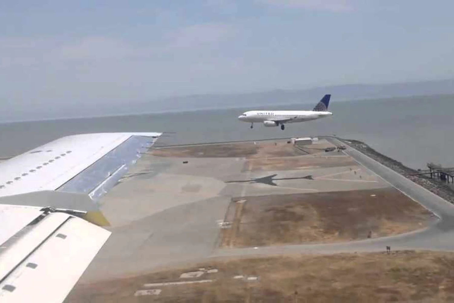 Pousos e decolagens simultâneos já são comuns há muito tempo em aeroportos nos EUA (Foto - reprodução/Youtube)