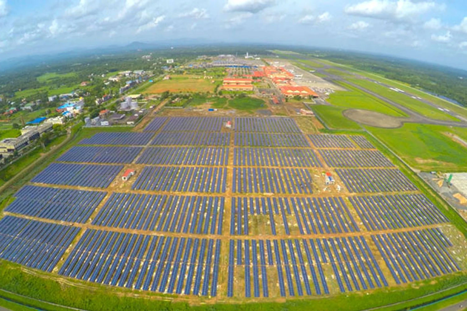 Os painéis solares do aeroporto indiano geram 12 megawatts, o suficiente para abastecer 10 mil casas (Foto - CIAL)