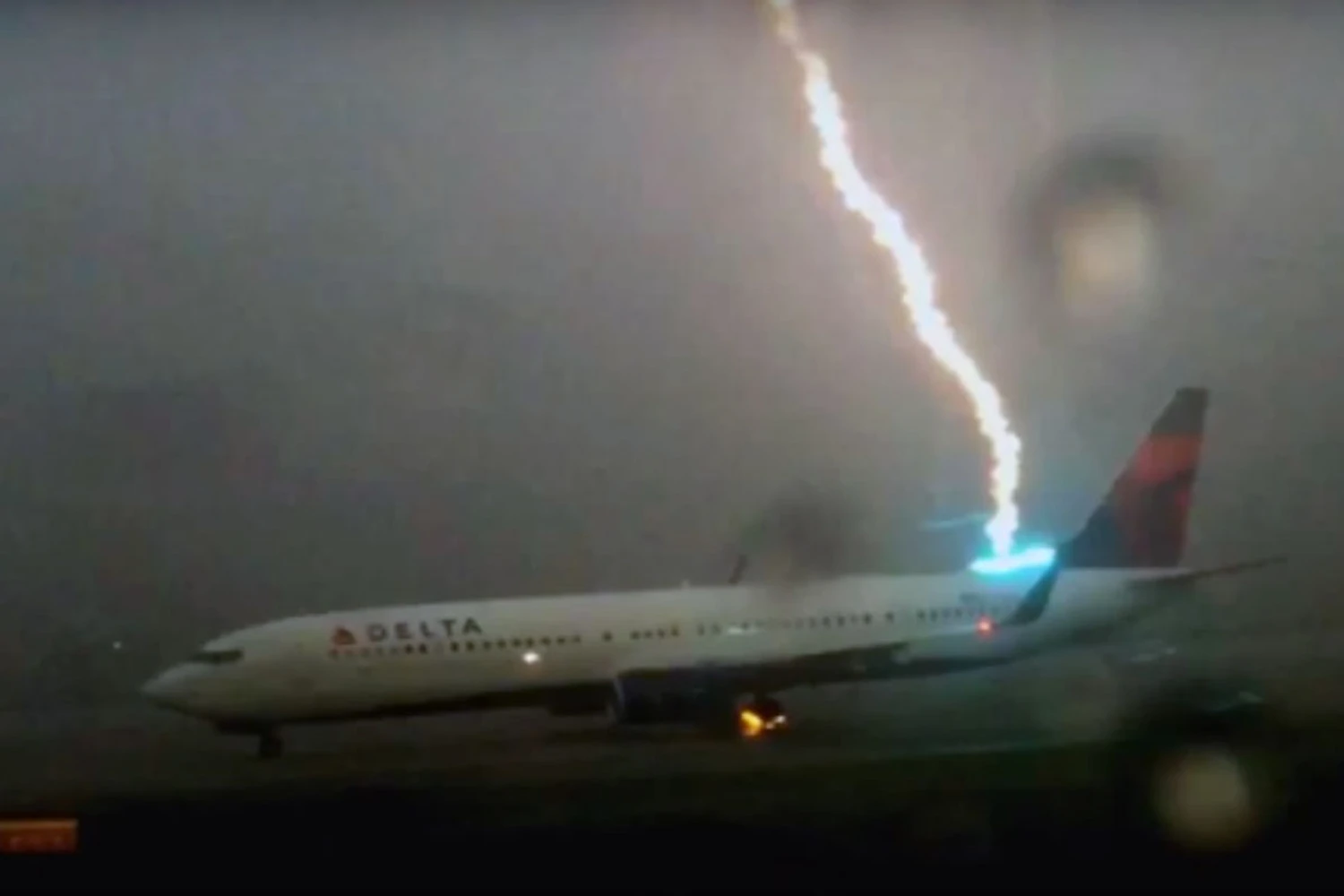 Parece que é um enorme problema, mas o avião dá conta do raio (Imagem - Reprodução/Youtube)