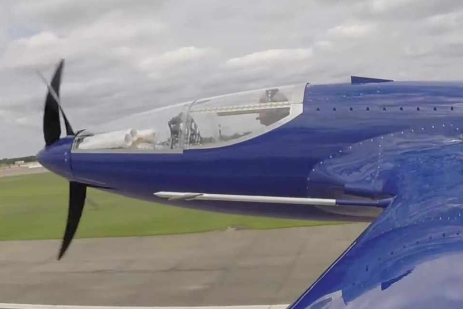 A réplica do avião da Bugatti tem dois motores iguais ao da motocicleta Suzuki Hayabusa (Youtube)