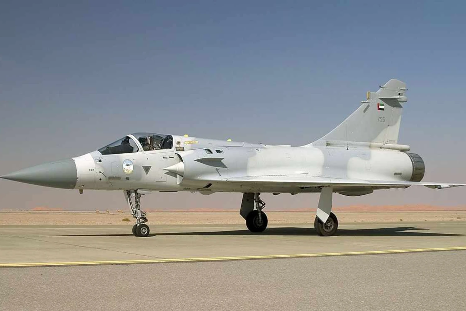 O caça Mirage 2000 dos Emirados Árabes Unidos pode voar duas vezes mais rápido que o som (Divulgação)
