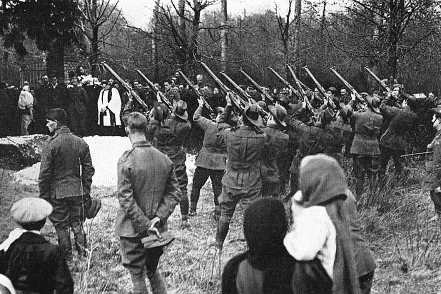 O funeral do Barão Vermelho foi realizado por soldados e oficiais britânicos (Domínio Publico)