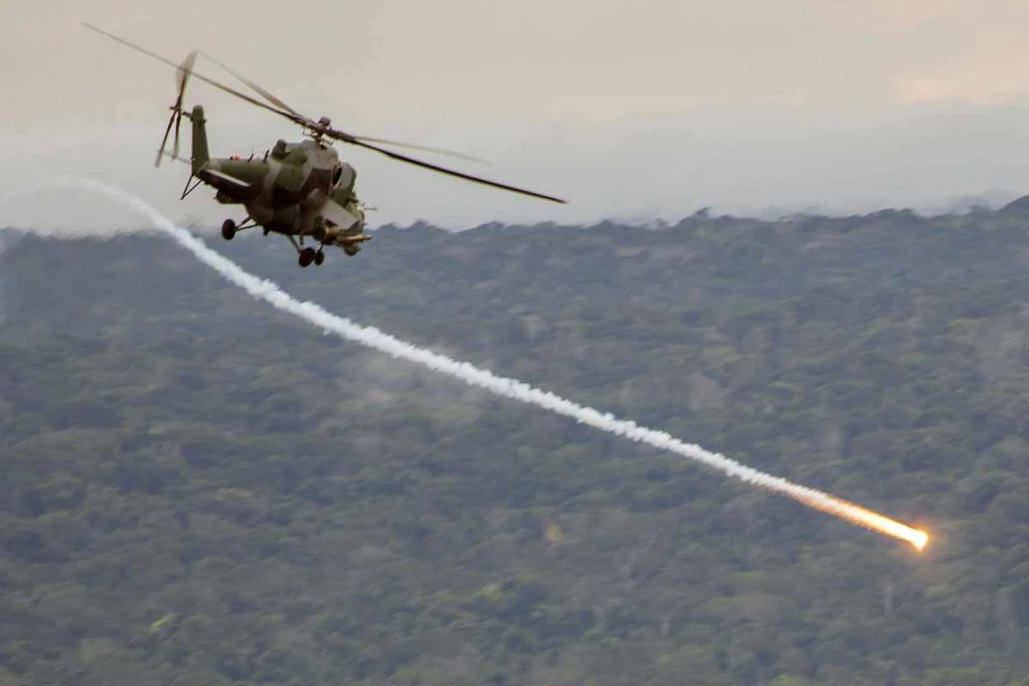 Helicópteros FAB treinam com mísseis pela primeira vez