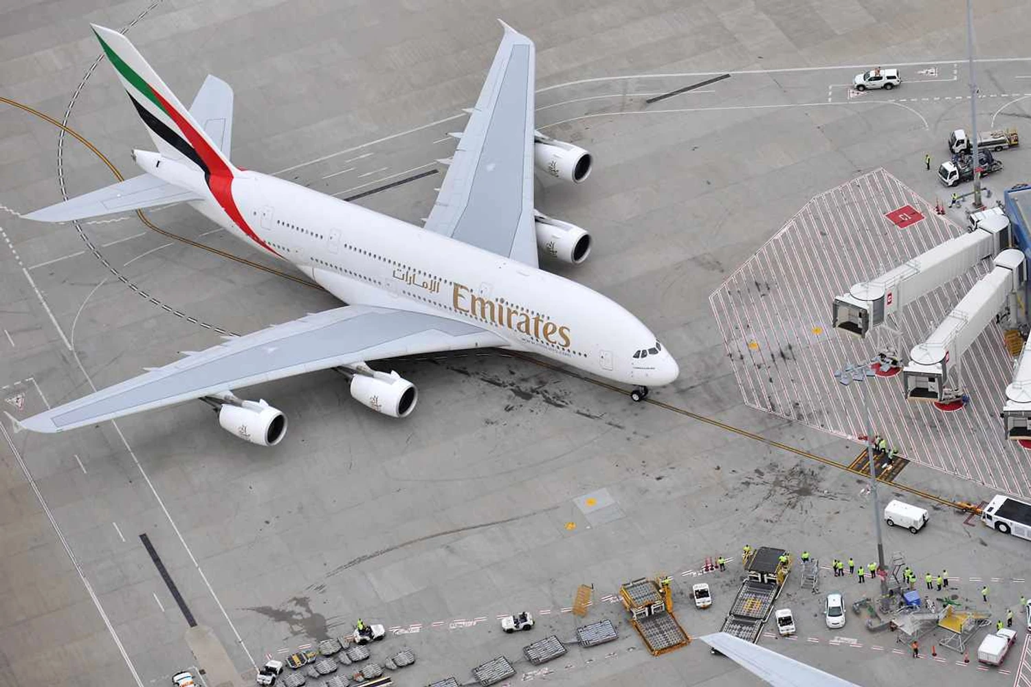 Uma das grandes dificuldades para operar o A380 é o tamanho do pátio e a disposição das pontes de embarque (aeroporto de Sydney)