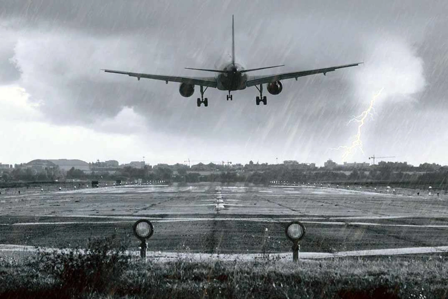 Uma chuva muito forte pode prejudicar a visibilidade do piloto durante o pouco (Pixabay)