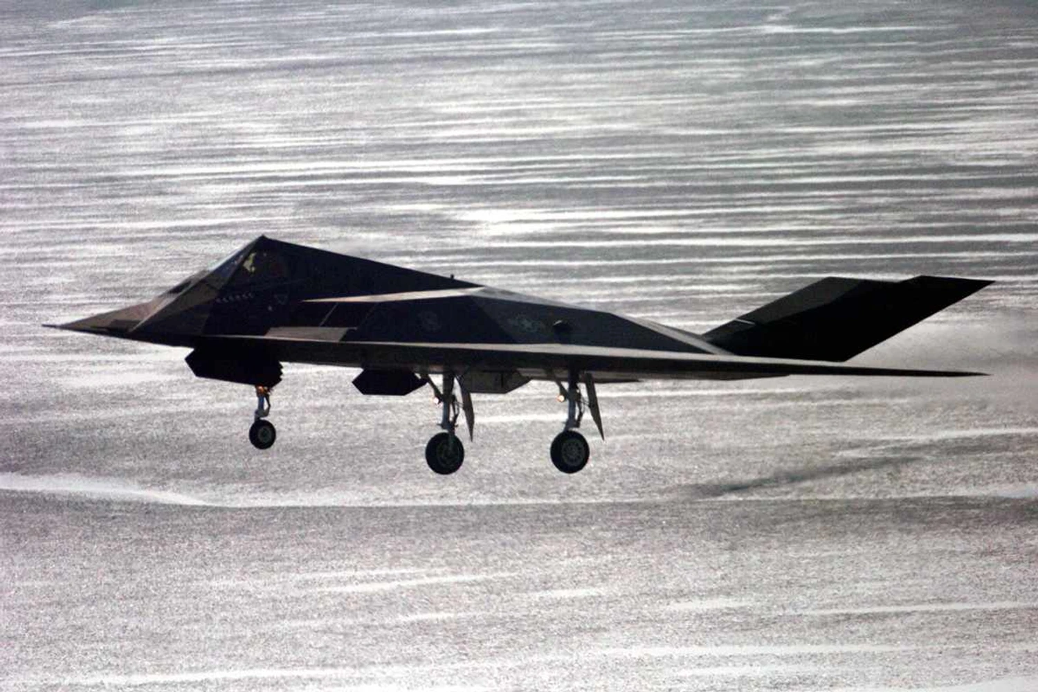 Ficha Técnica: Lockheed Martin F-117A Nighthawk