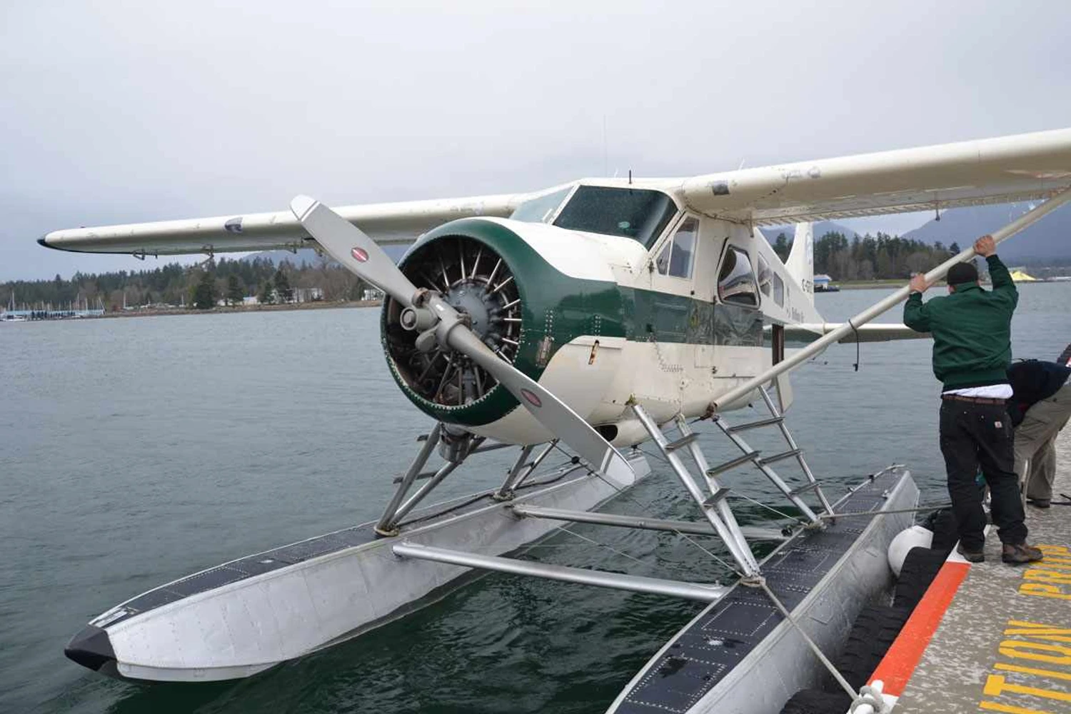 Medo e frio a bordo de um hidroavião no Canadá