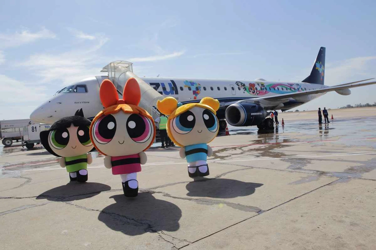 O Embraer E195 das "Meninas Superpoderosas" vai operar em rotas em todo o Brasil (Azul)