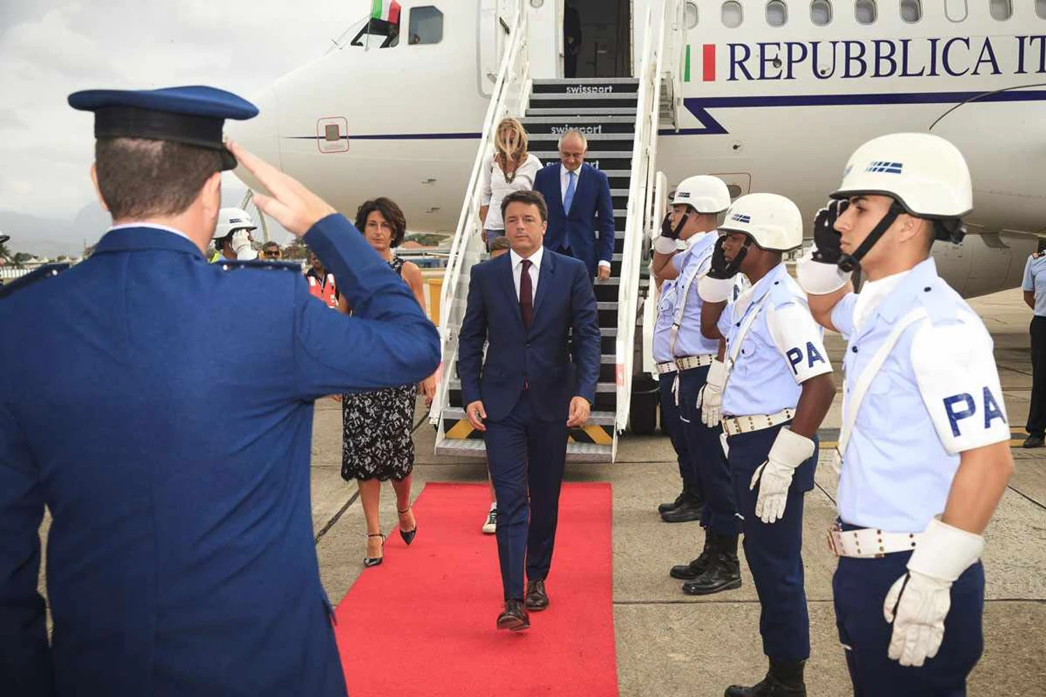 Momento da chegada do primeiro ministro da Itália, Mateo Renzi (FAB)