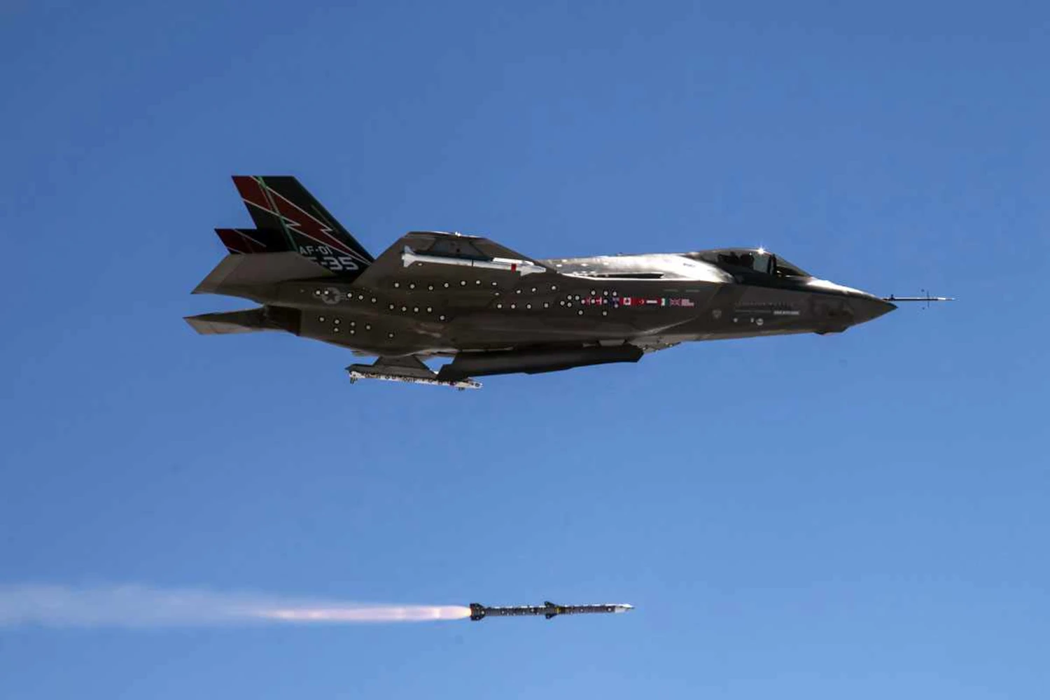 Em teste, caça F-35 derruba primeiro alvo