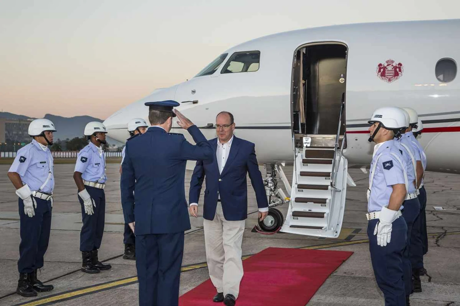 O príncipe Albert II, de Mônaco, chegou ao RJ no jato executivo Dassault Falcon (FAB)