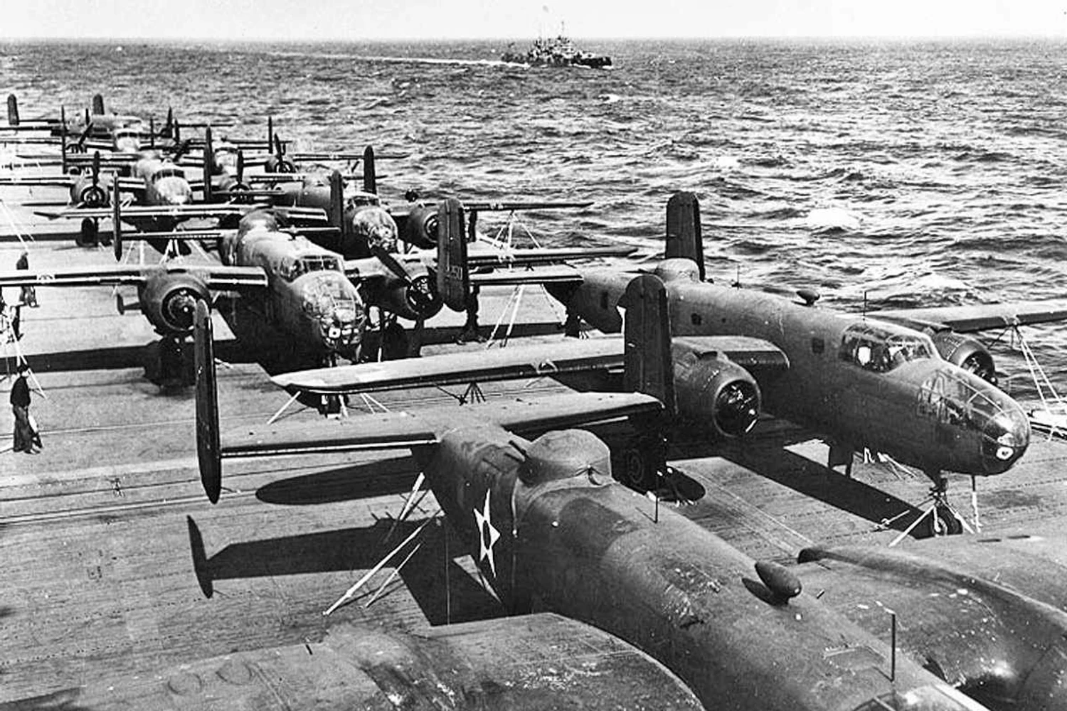 Os bombardeiros B-25 Mitchell a bordo do porta-aviões Hornet: missão sem volta