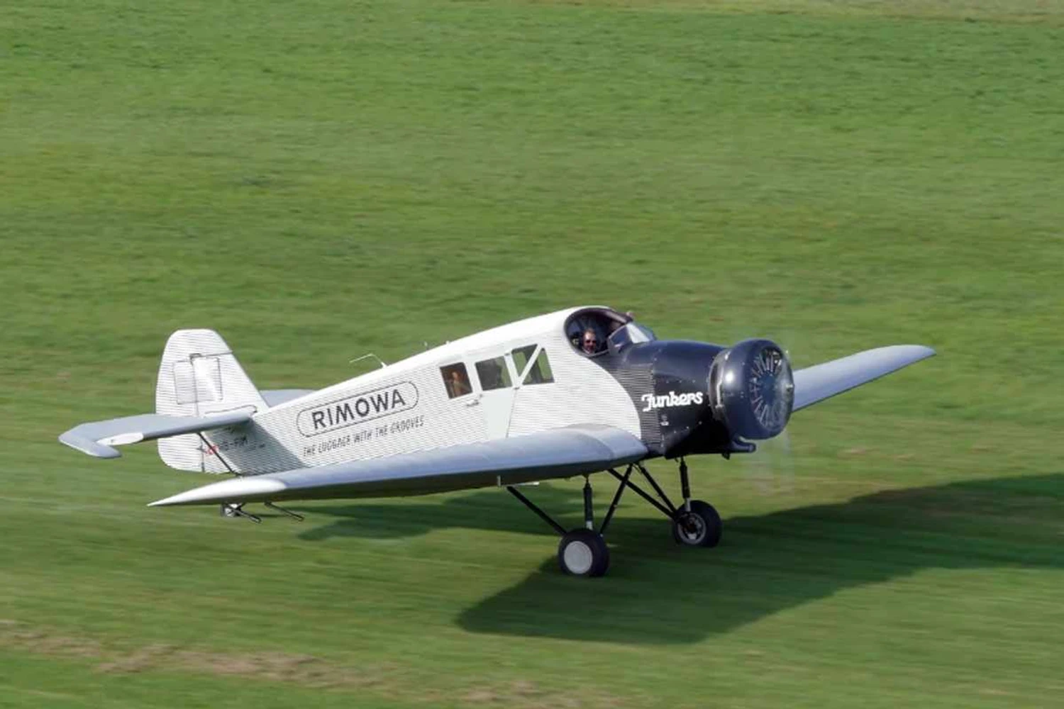 Perto de completar 100 anos, o Junkers F13 voltou a voar com a fabricante alemã Rimowa (Divulgação)
