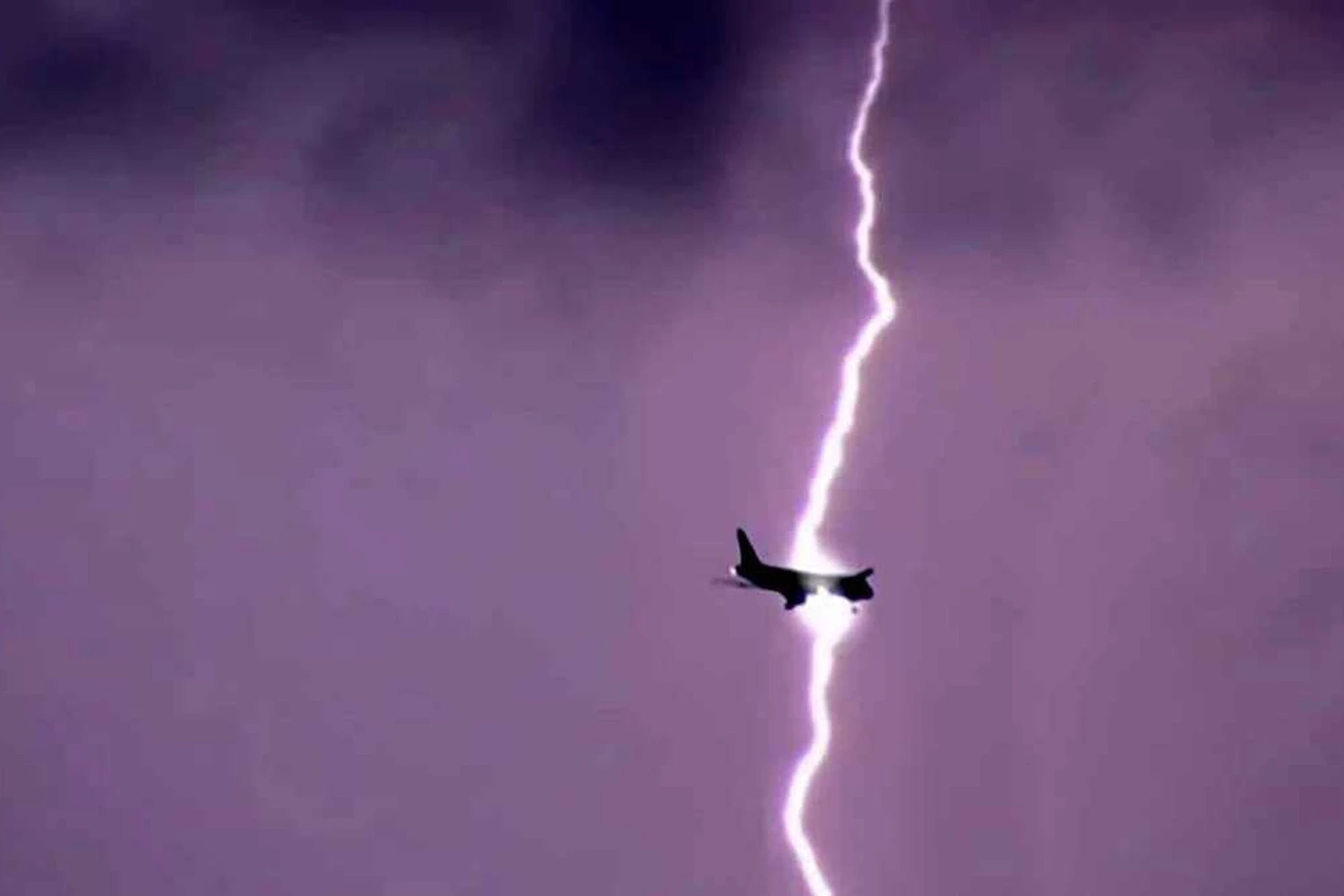 A proteção contra raios usadas em aviões é uma versão "voadora" da Gaiola de Faraday (Youtube)