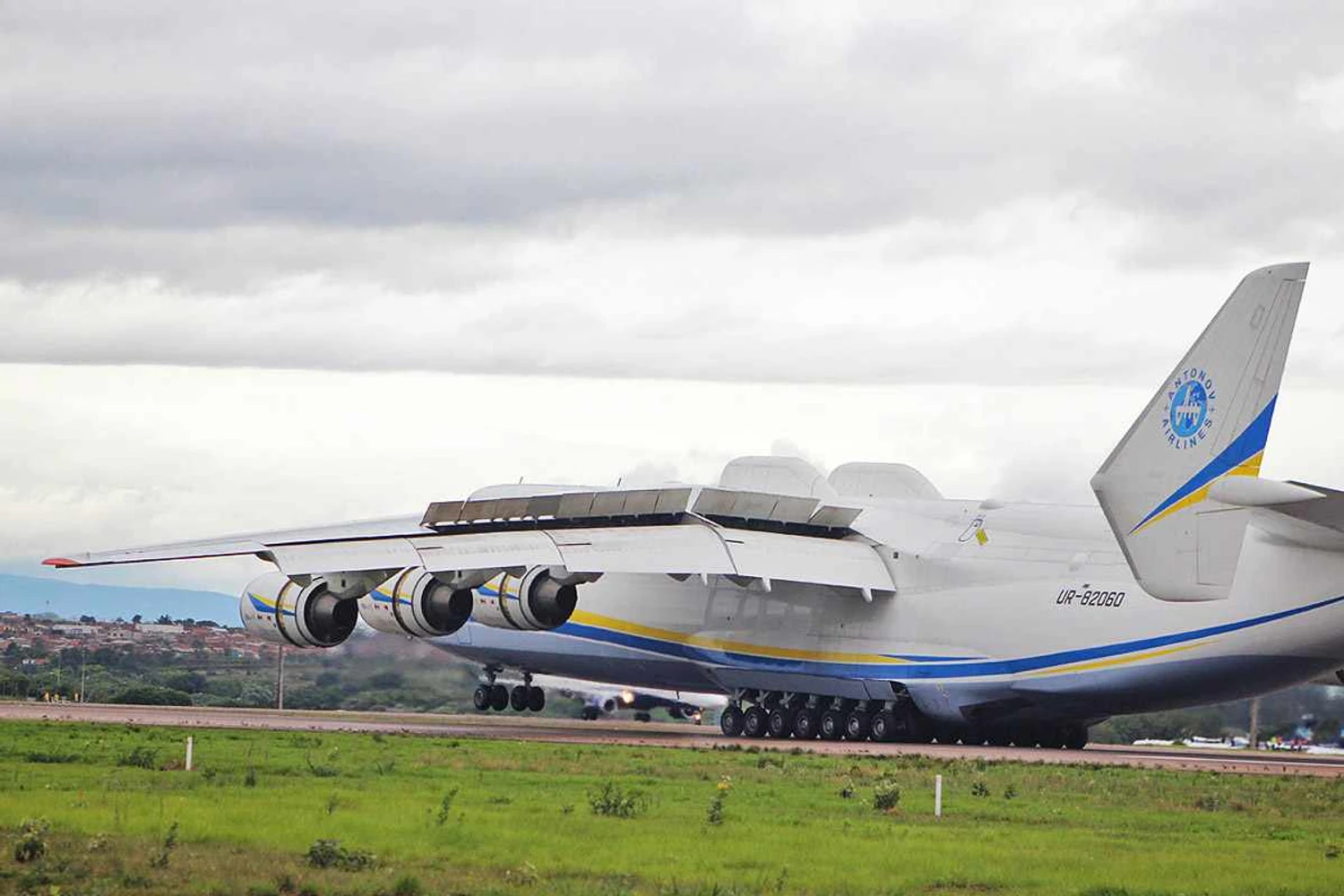 Apesar do tamanho, o Mriya pousa em pistas relativamente curtas