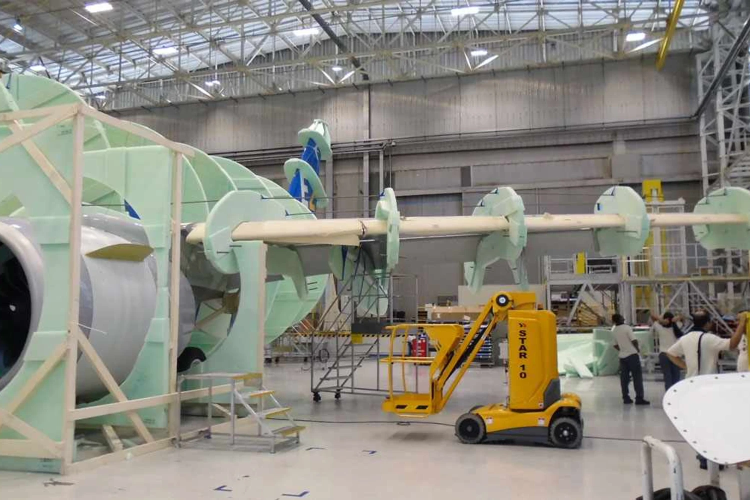 No teste bem sucedido, a eletricidade deve atravessar a aeronave sem variações (Embraer)