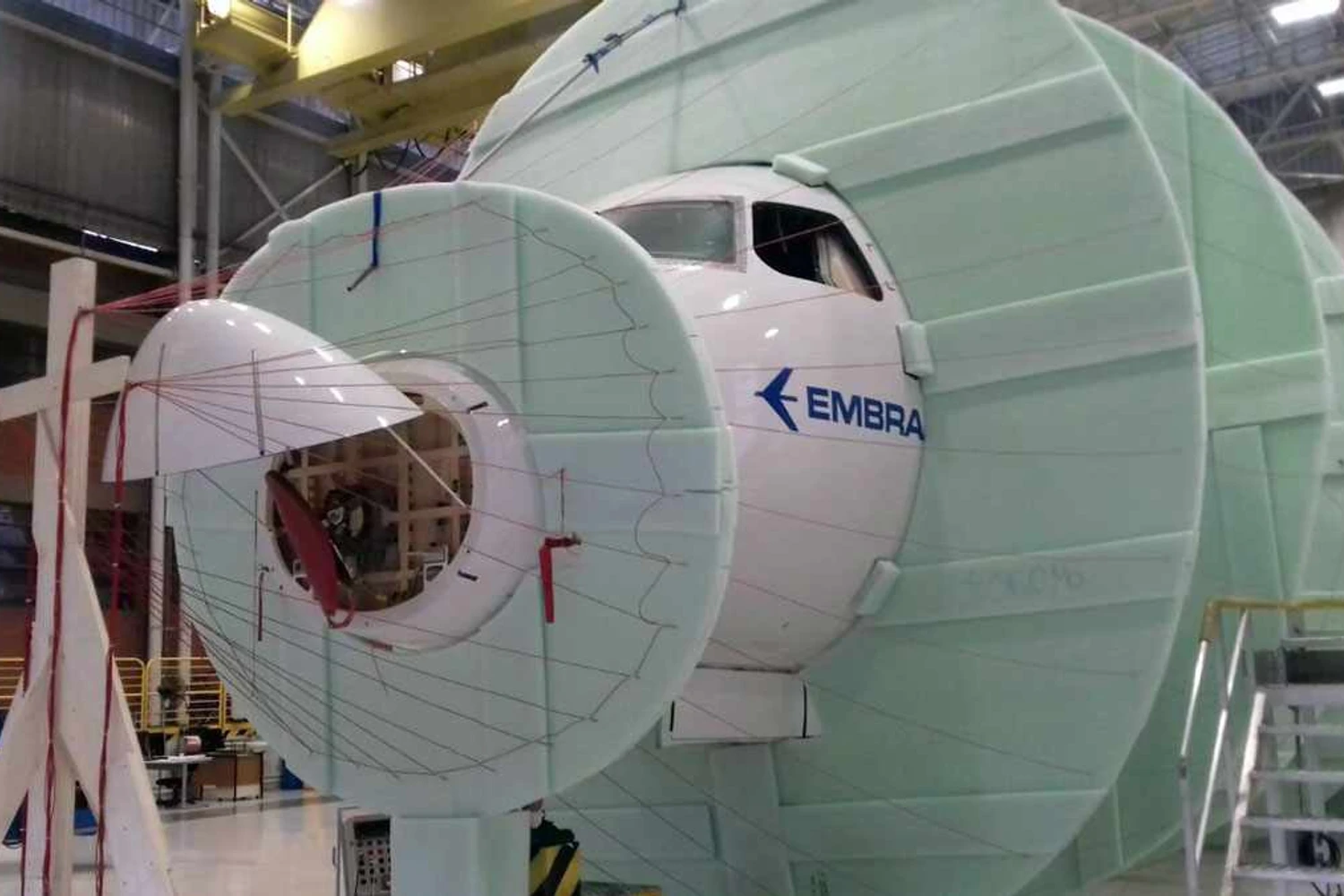 Teste de choque: o Lighting Test é obrigatório para a certificação de uma aeronave comercial (Embraer)