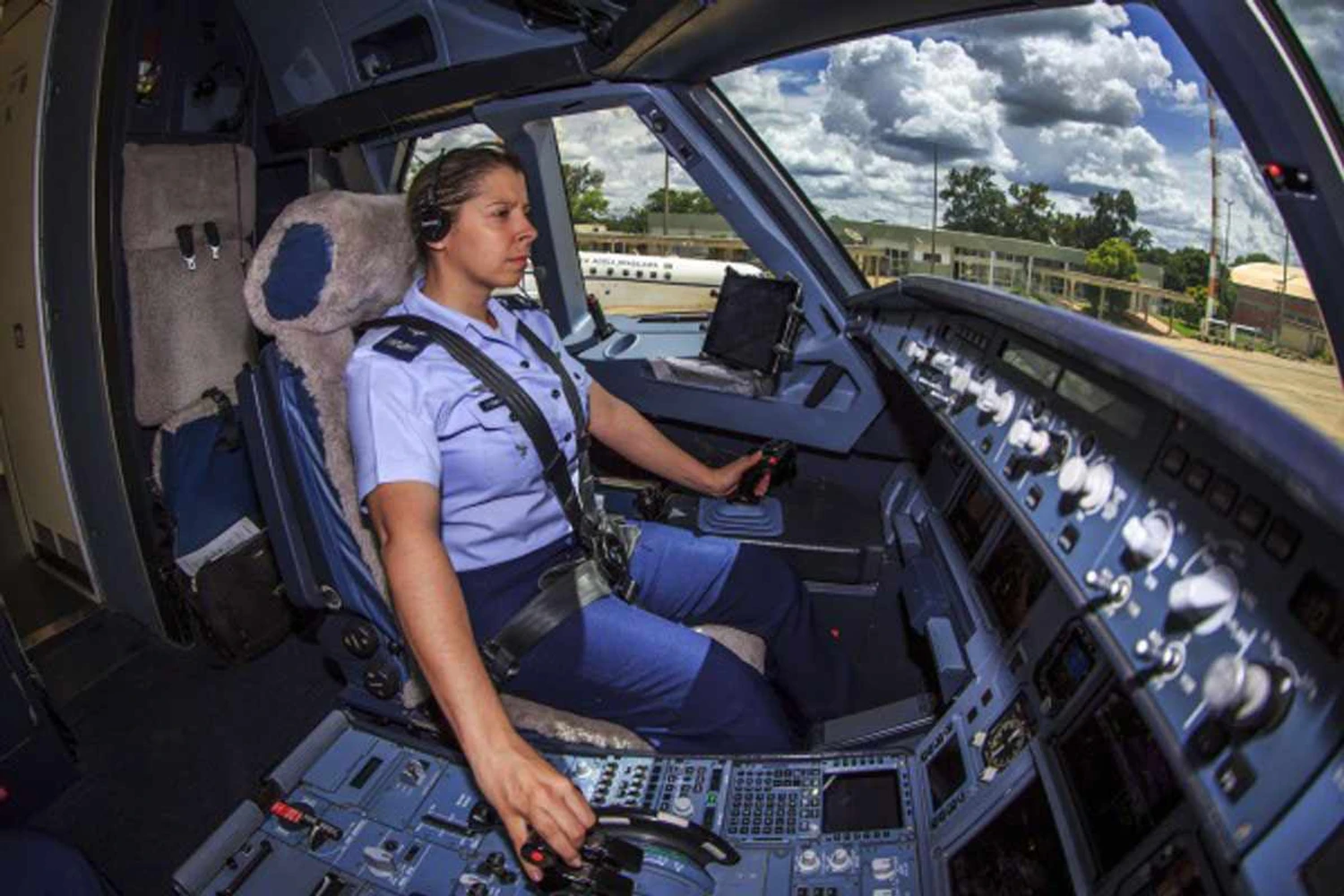 Primeira piloto de caça da FAB assume comando do avião presidencial