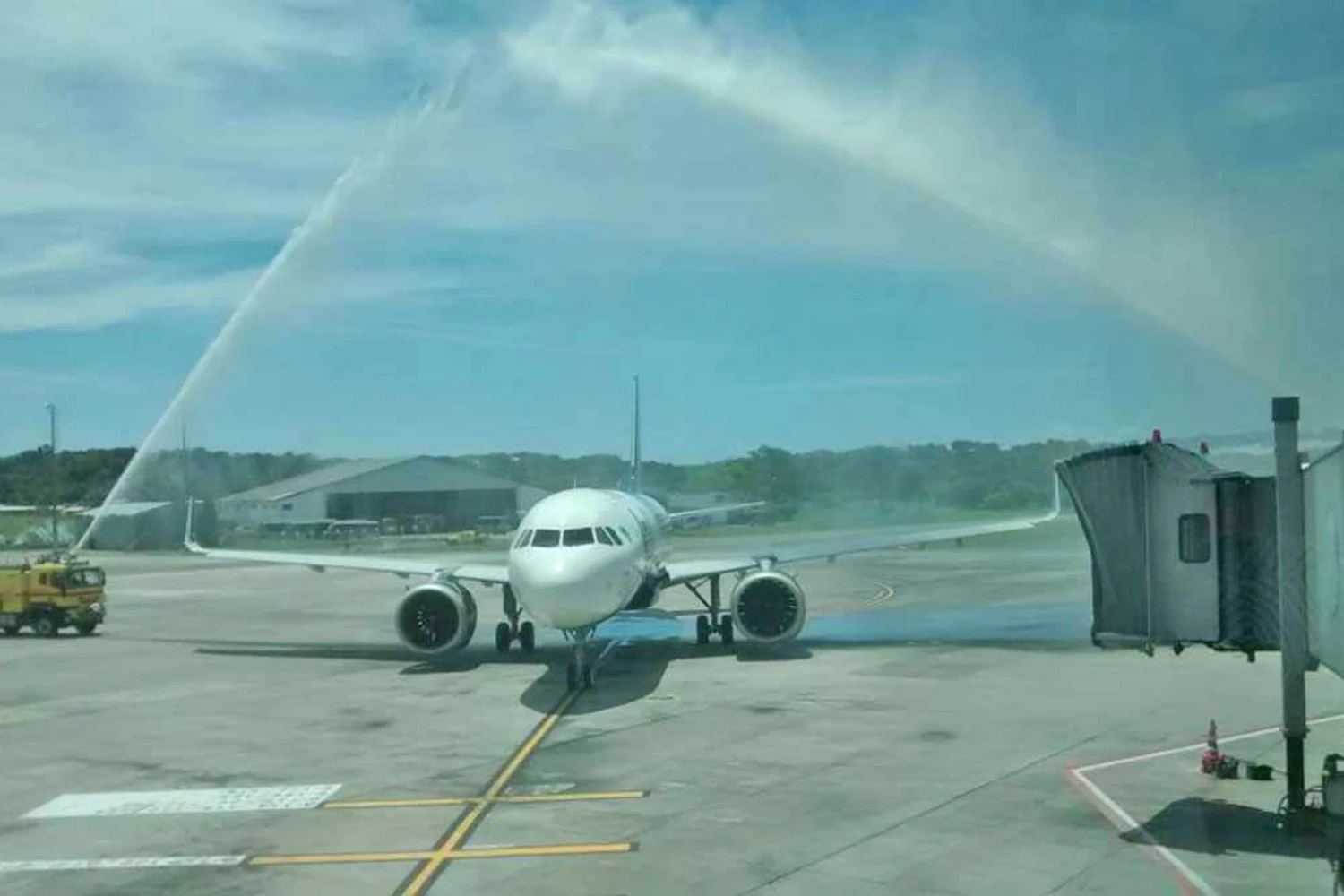 O A320 da Azul foi recebido em Salvador com jatos d