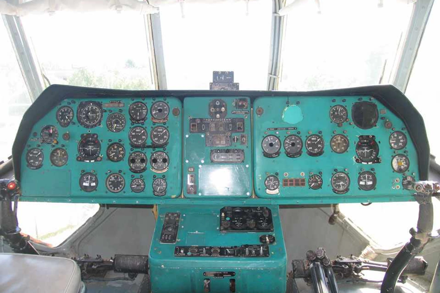 Cabine de comando principal, onde ficavam os pilotos e engenheiros (Mike 1979 Russia)