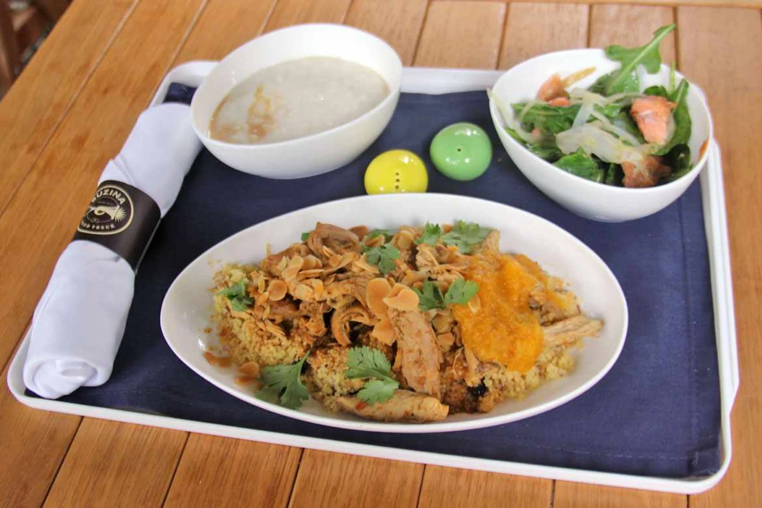 Humm! Frango ao Curry com cuscuz marroquino é o prato principal da classe executiva (Thiago Vinholes)