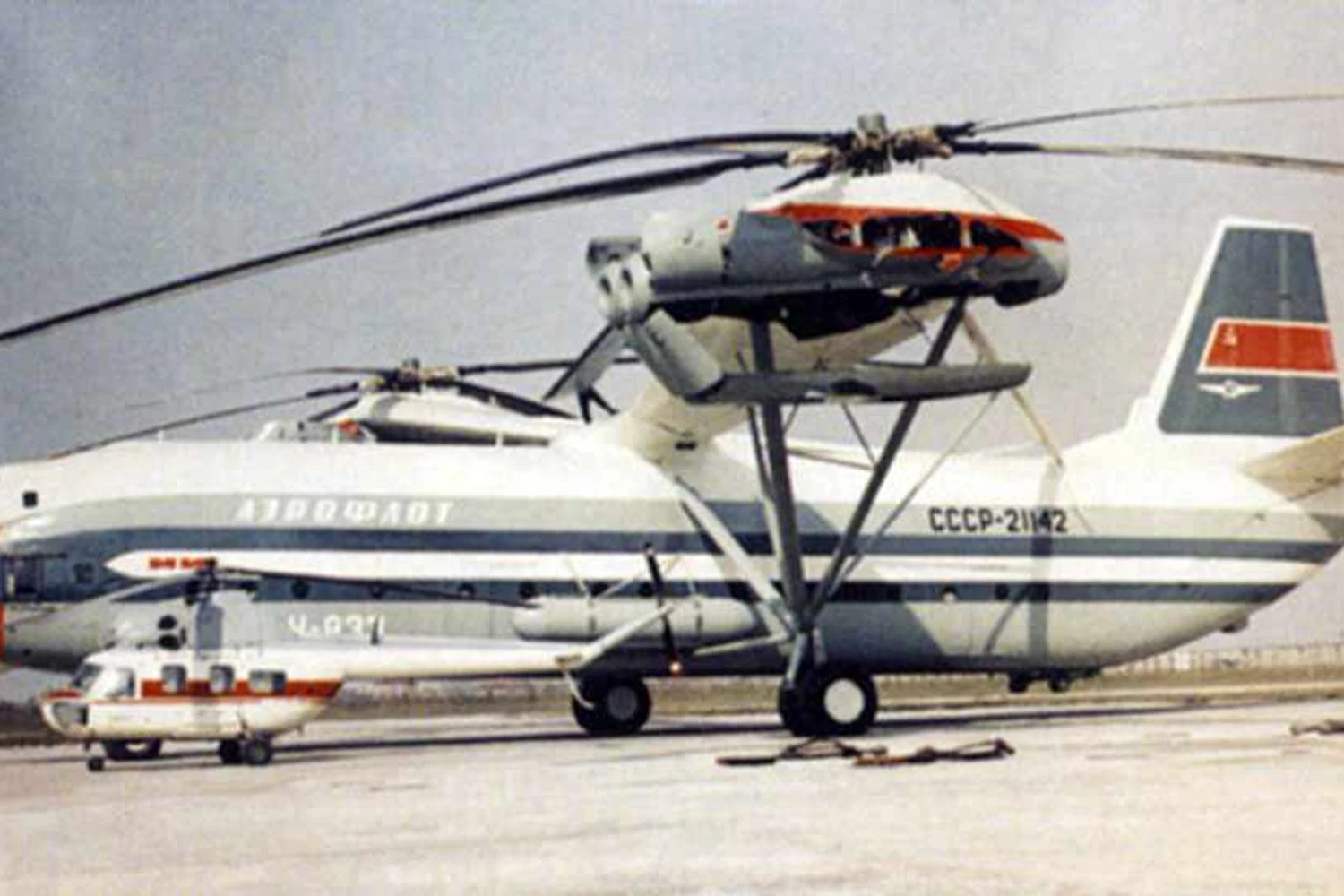 O Mil V-12 junto de um Mi-2, um helicóptero com cerca de 3.500 kg (Domínio Público)