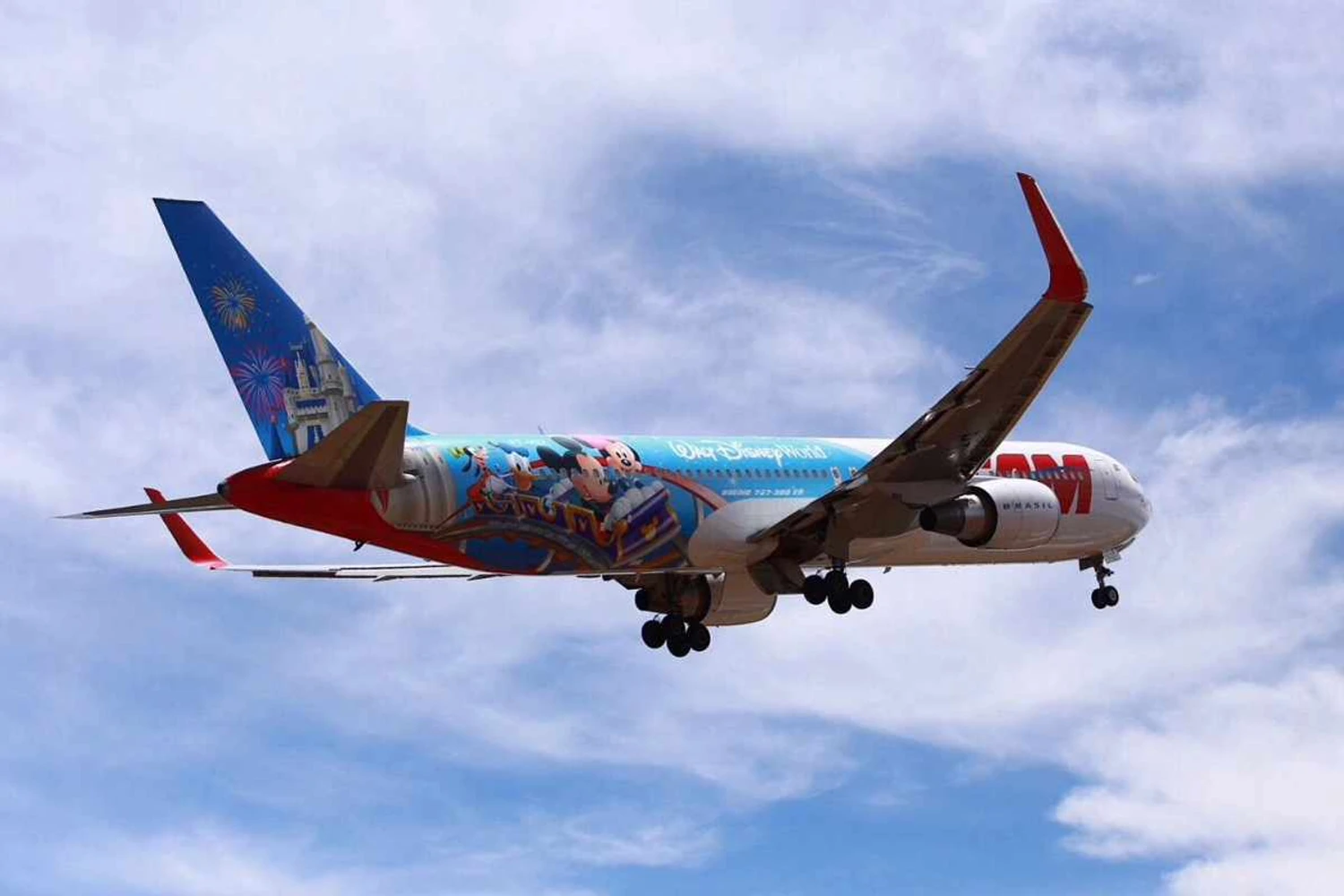 Boeing 767 da Latam “Avião dos Sonhos”, com tema dos personagens da Walt Disney World (Divulgação)