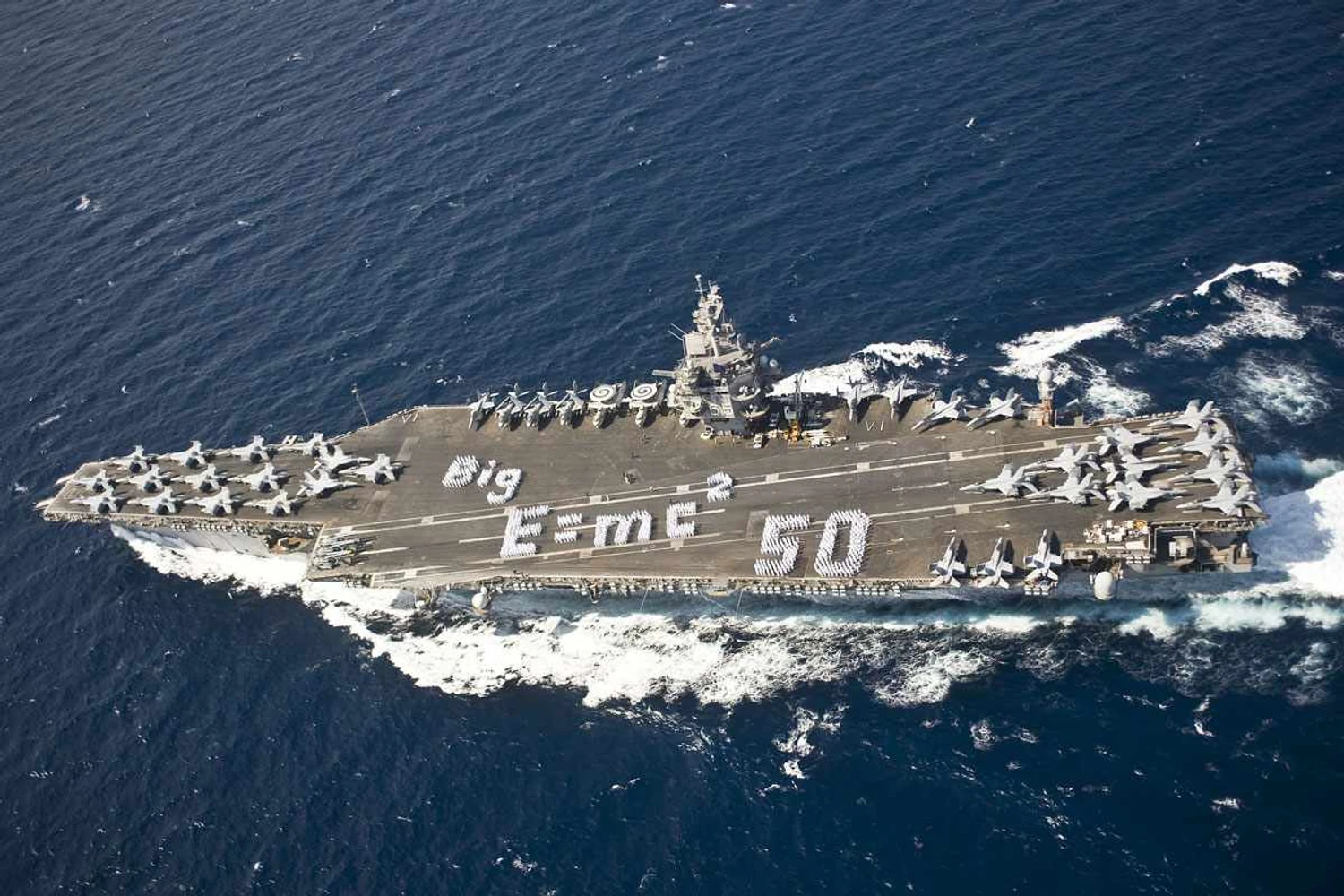 Com 342 metros de comprimento, o USS Enterprise ainda era o maior porta-aviões do mundo (US Navy)