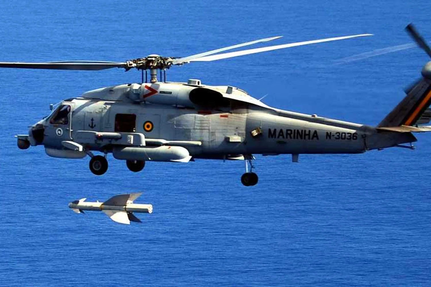 Míssil Penguin lançado a partir de um Seawawk da Marinha (MB)