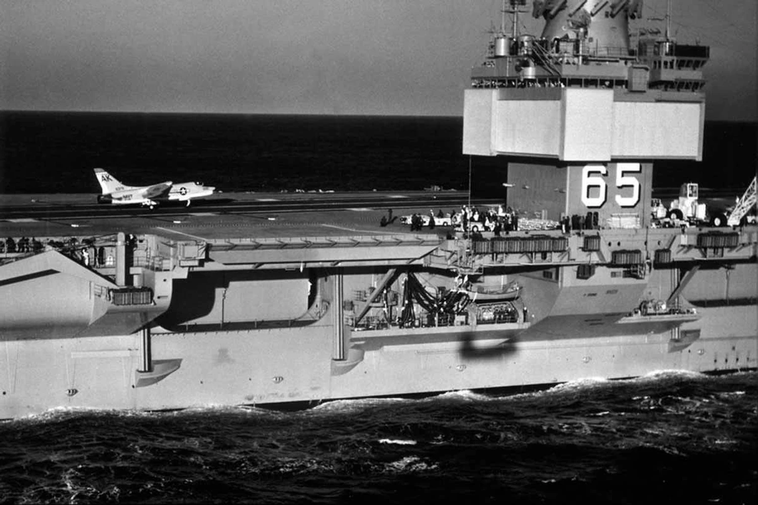 O caça F-8 Crusader foi o primeiro avião que pousou no USS Enterprise, em 1962 (US Navy)