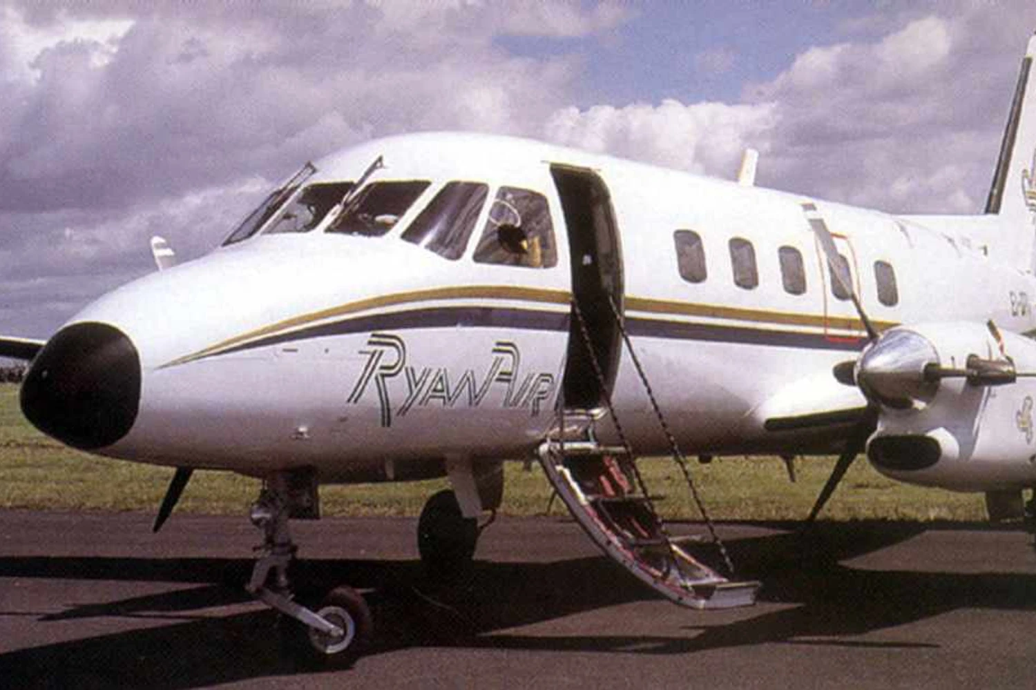 A Ryanair iniciou suas operações em 1985 com o Embraer Bandeirante, na rota entre Waterford, na Irlanda, e Londres (Berlin Spotter)