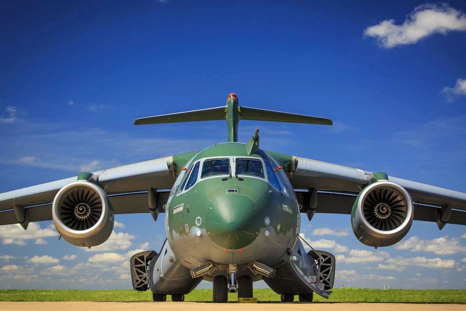 O Embraer KC-390 tem a missão de substituir os veteranos turbo-hélices C-130 Hercules no Brasil (FAB)