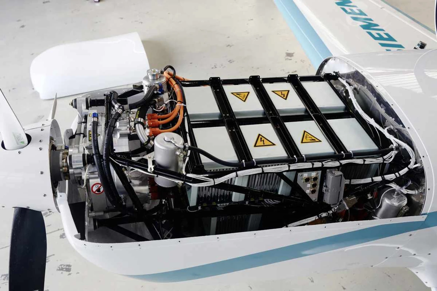 O motor elétrico do Extra 330LE gera até 250 kW, ou cerca de 335 hp (Divulgação)