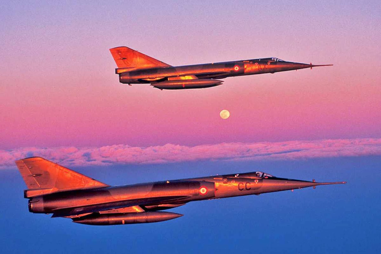 Mirages IV voam no pôr-do-sol: parte do tripé nuclear francês (Domínio Público)
