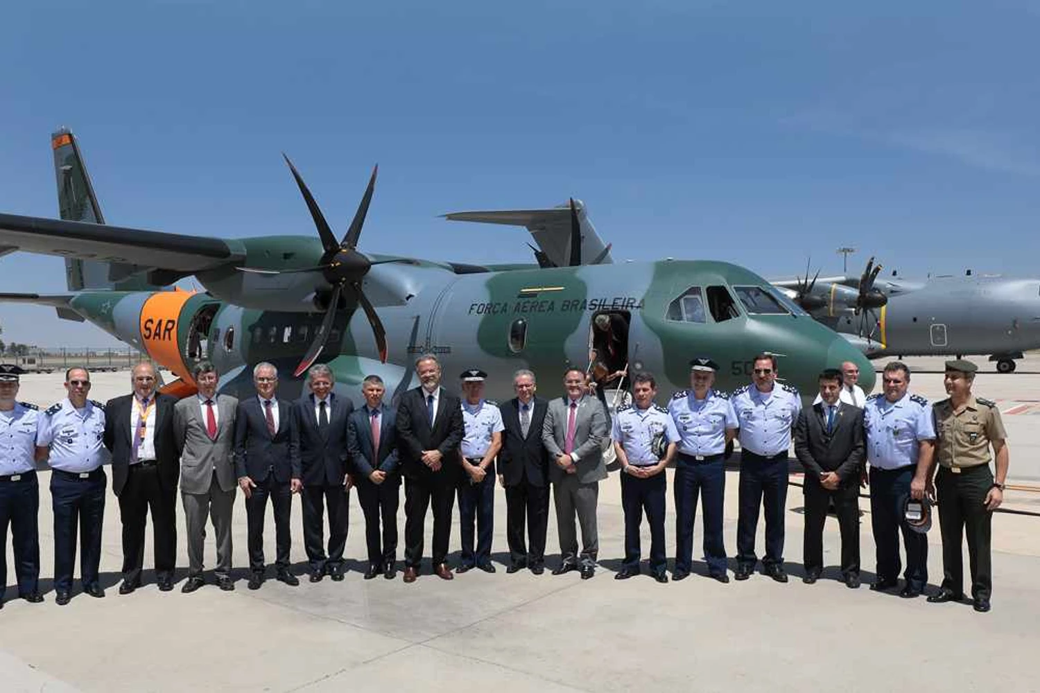 A delegação brasileira liderada por Raul Jungmann, Ministro da Defesa do Brasil, na sede da Airbus Defence and Space (Airbus)