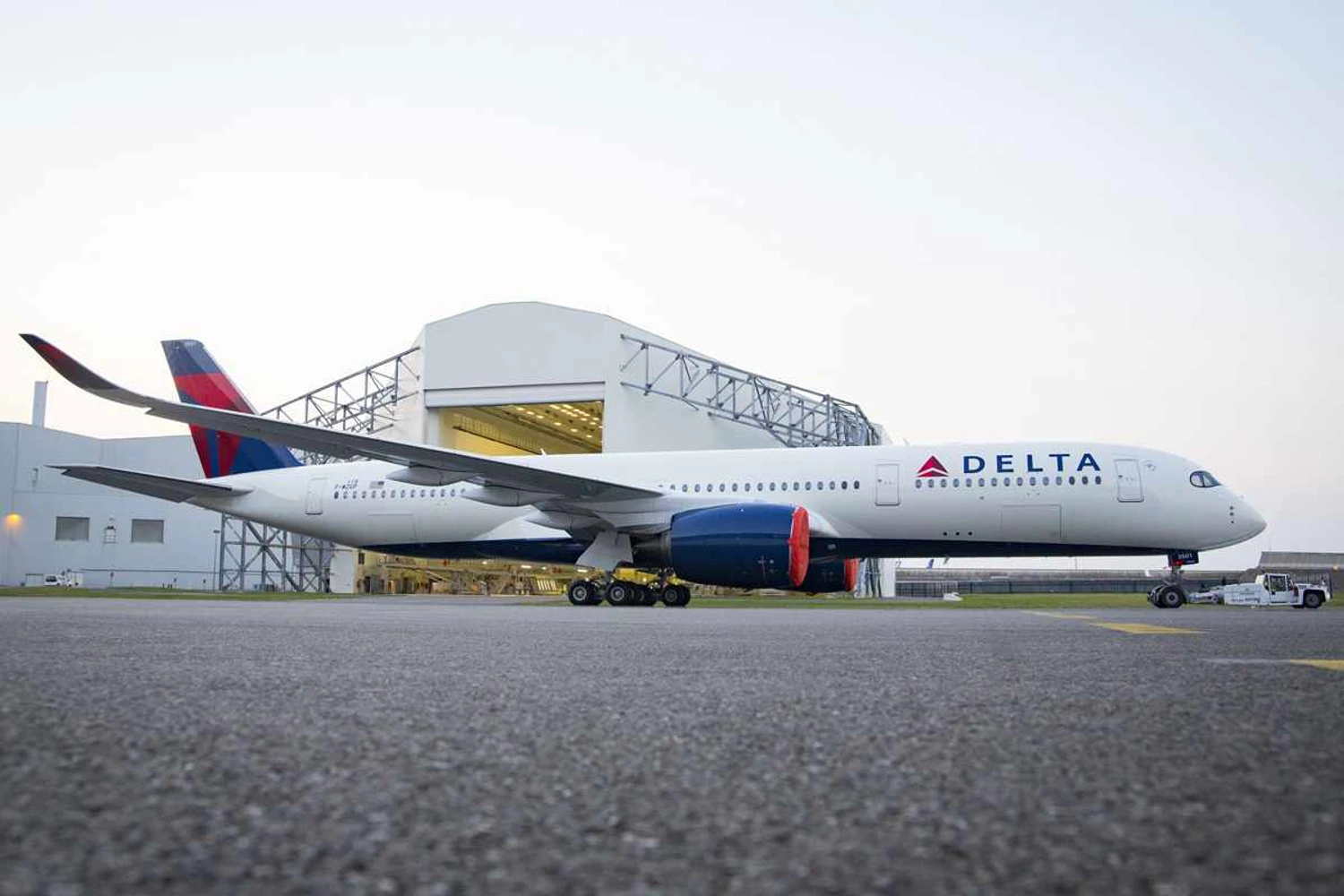 A350-900 da Delta nas instalações da Airbus (Divulgação)