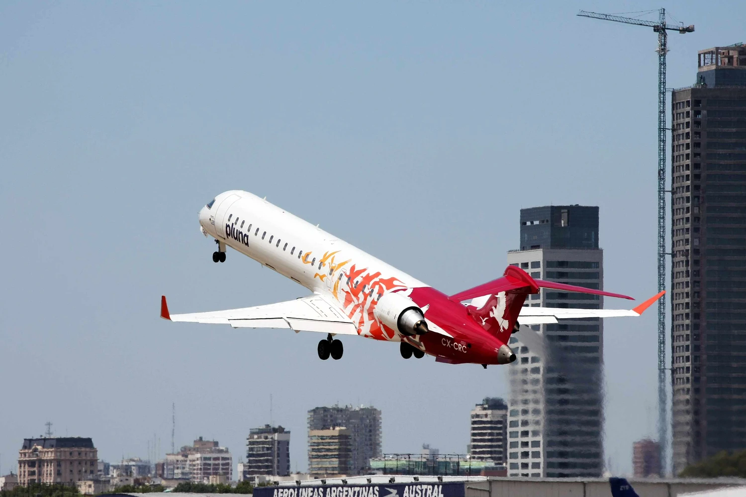 Jato canadense CRJ-900: último avião da Pluna (Luis Argerich)