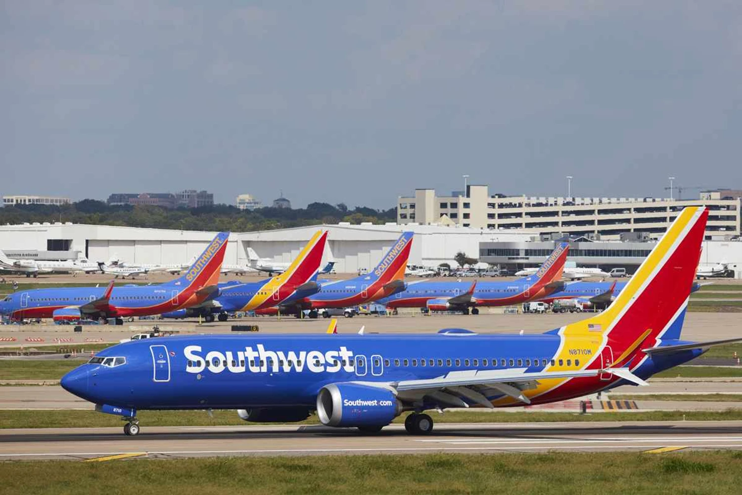 O 737 MAX e, ao fundo, os antigos 737-300 que sairão de cena em setembro (Southwest)