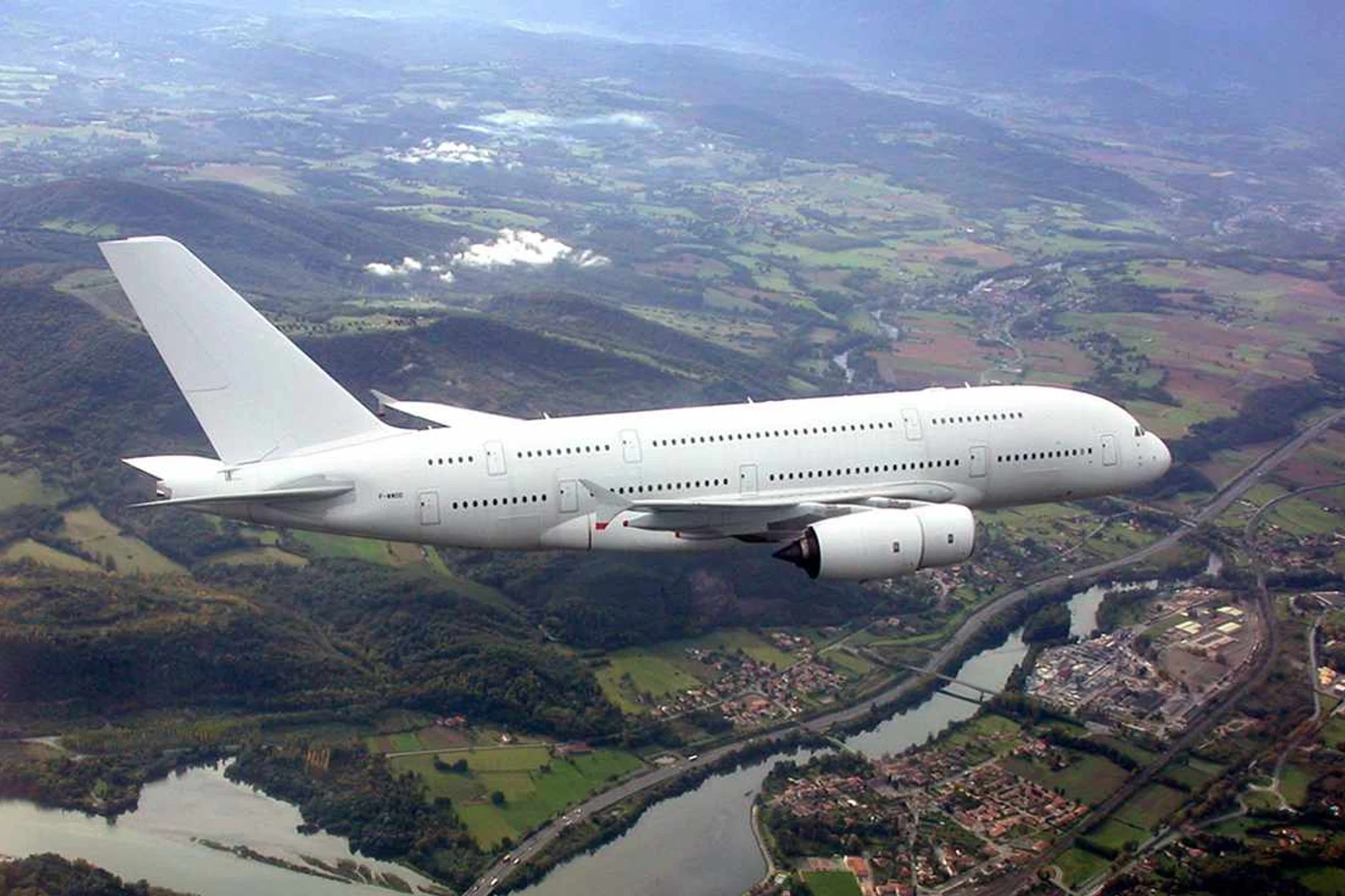 A Airbus construiu cinco protótipos para o programa de testes do A380. o modelo da foto é o segundo, fotografado em maio de 2005 (Airbus)