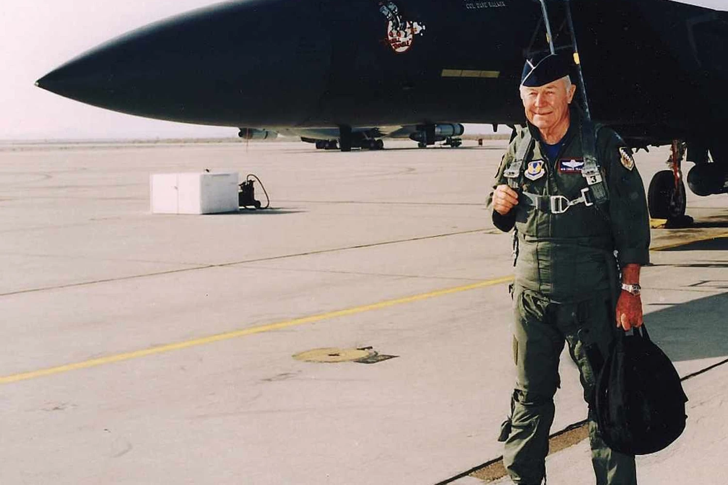 Chuck Yeager deixou a USAF em 1975; mas isso não o impediu de voar no F-15... (chuckyeager.com)