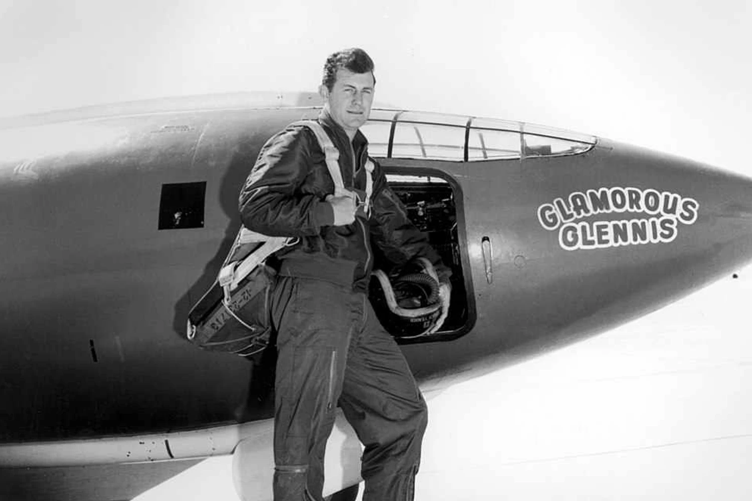 Chuck Yeager prestes a embarcar na apertada cabine do Glamours Glennis (Domínio Público)